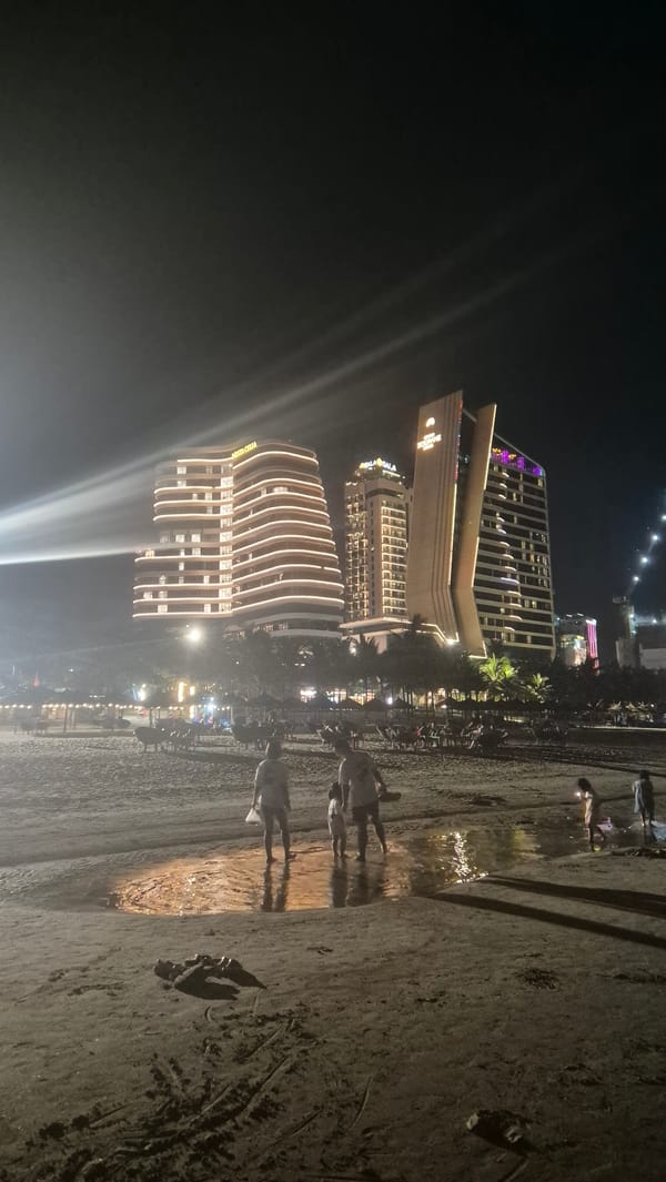 Nighttime beach life documented across Da Nang's tourist waterfront