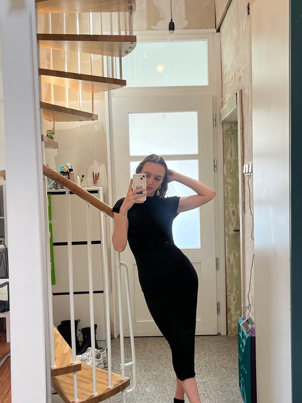 Woman takes selfies during home renovation in Saarbrücken