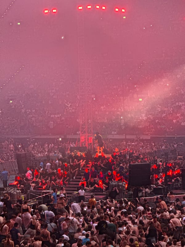 Packed arena concert lights up Düsseldorf night