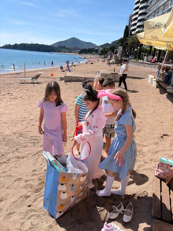 Sunny afternoon draws crowds to Montenegro beaches