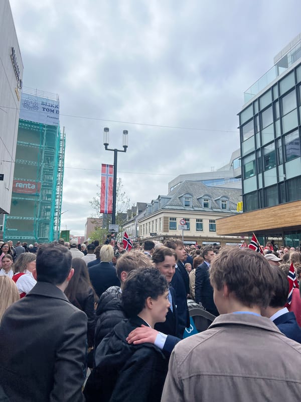 Marching band draws crowds with Norwegian flags in Tromsø