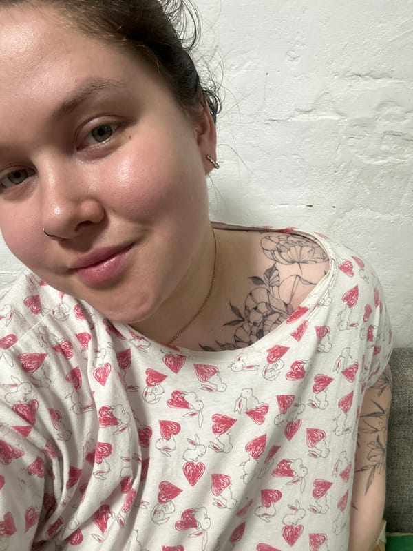Woman in patterned shirt observed in Mozhga, Russia