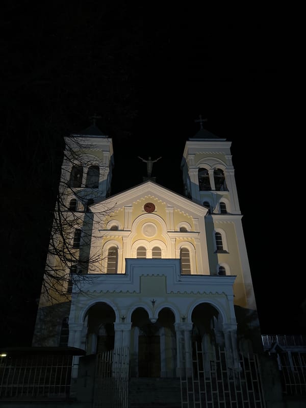 Nighttime documentation of illuminated church and public square in Rakovski
