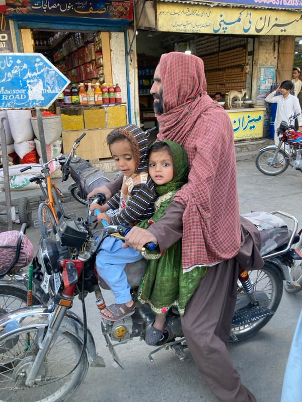 Daily life documented in Quetta streets during midday hours