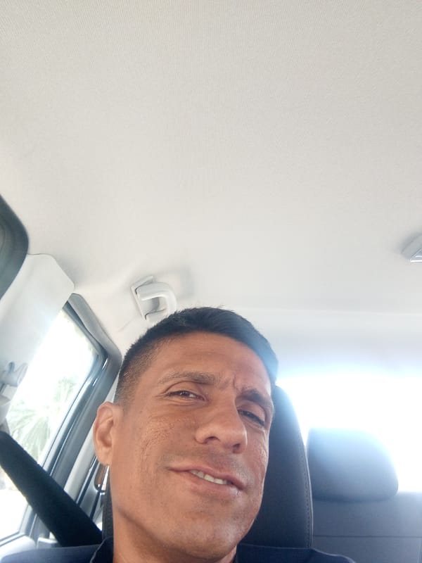 Driver observed in stationary vehicle in Porlamar, Venezuela