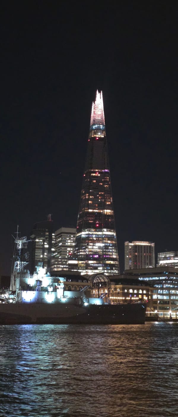 London landmarks illuminated during late evening photography tour