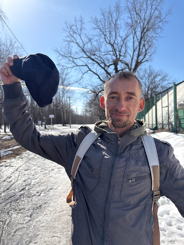 Spring park visit captured in Ulyanovsk with melting snow