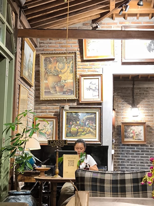 Diner captures atmospheric restaurant experience in North Kuta