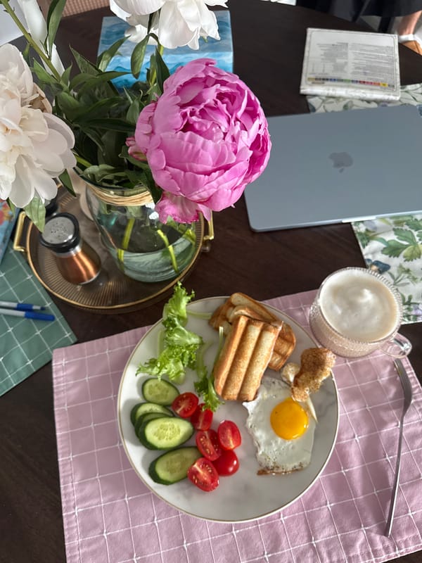 Styled breakfast spread and frothy drinks in Gatineau