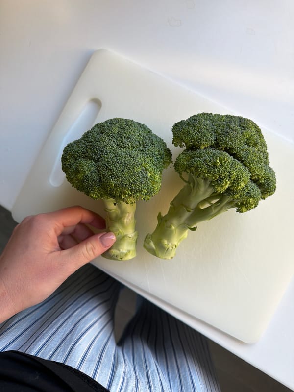 Broccoli preparation captured in Dreiliņi kitchen scene