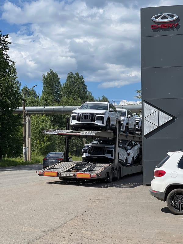 Early morning automotive service facility activities documented in Izhevsk