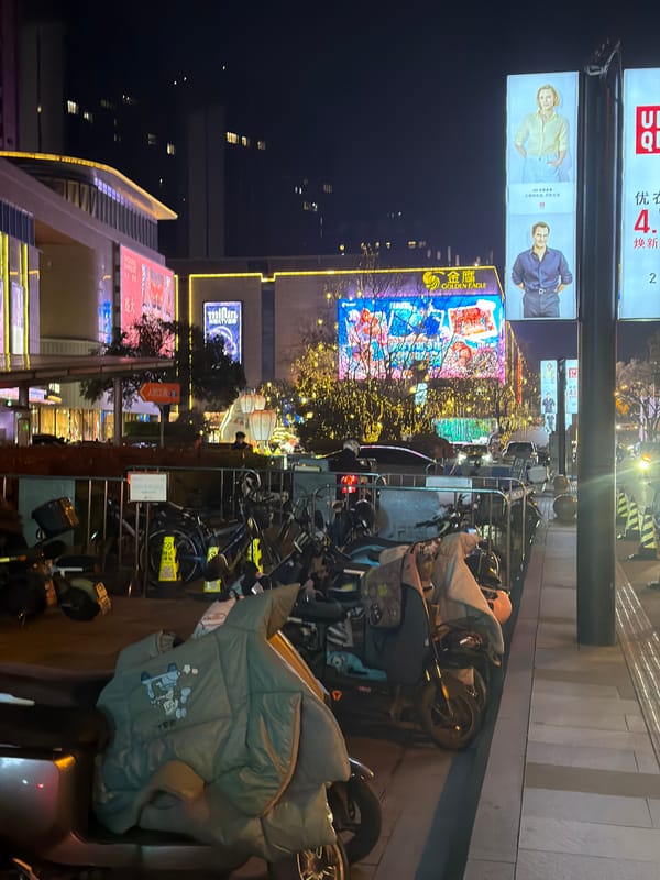 Witness documents evening stroll through Jiangning commercial district