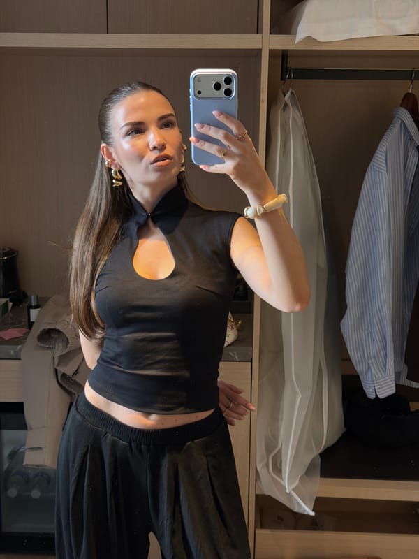 Woman takes selfies in bedroom, bathroom in Shunyi District