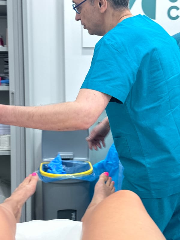 Medical professional treats knee injury at London clinic