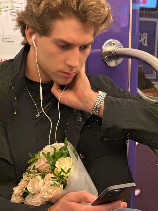 Man with roses spotted on Moscow public transport