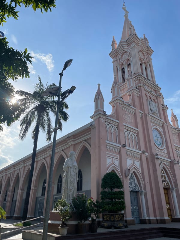 Đà Nẵng landmarks: cathedral, Han River, and mermaid sculpture