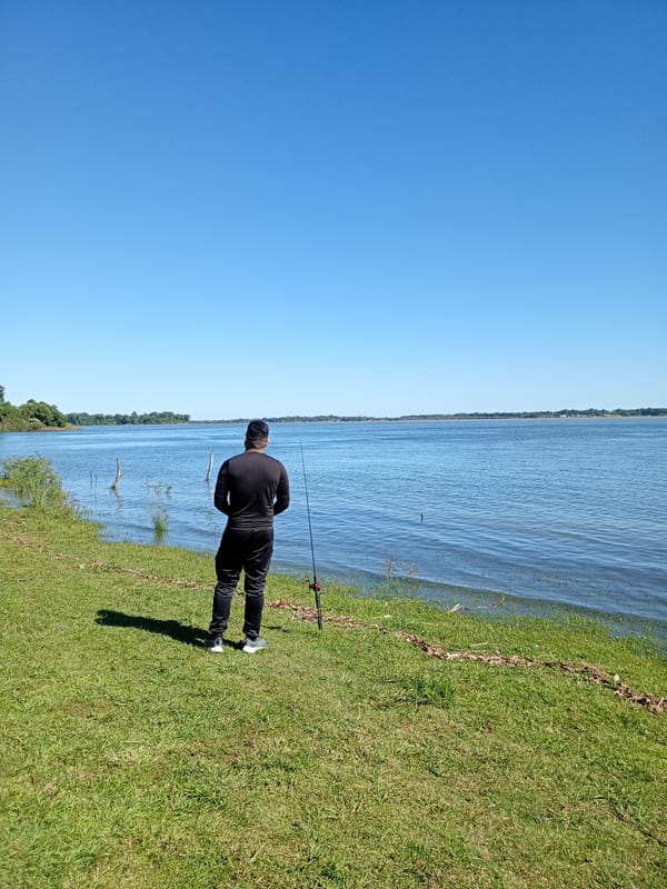 Afternoon fishing scene documented along Corrientes riverbank