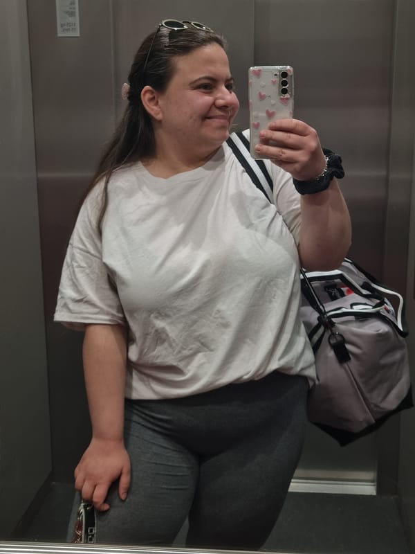 Woman takes elevator mirror selfie in Saarbrücken