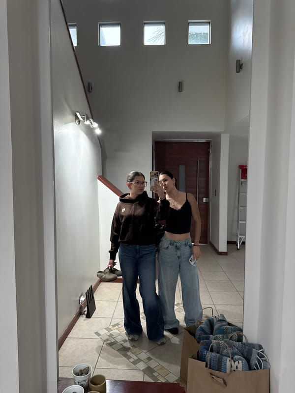 Women take late-night mirror selfies with dog in Puebla