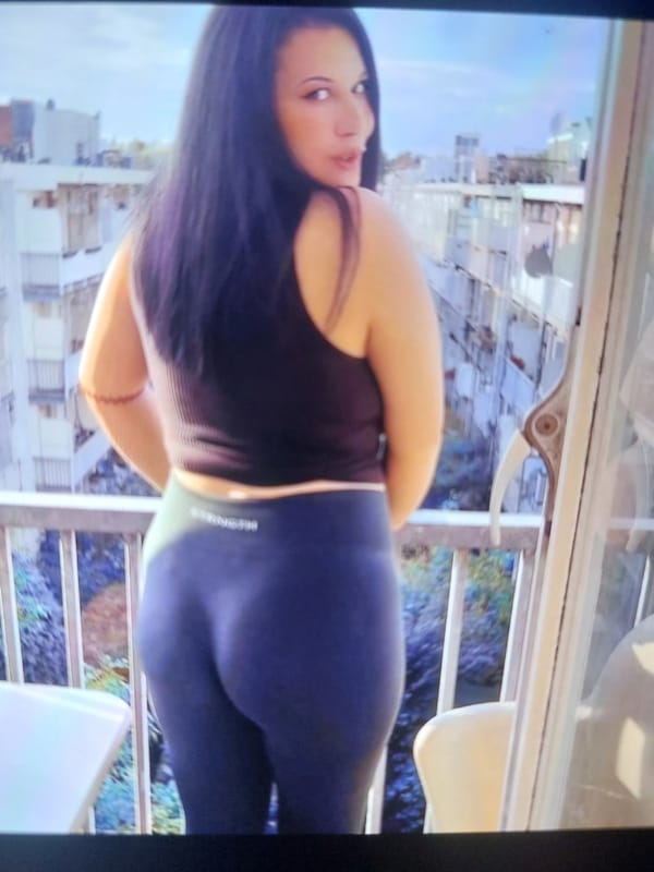 Woman documents hour-long photo session at Amsterdam residence