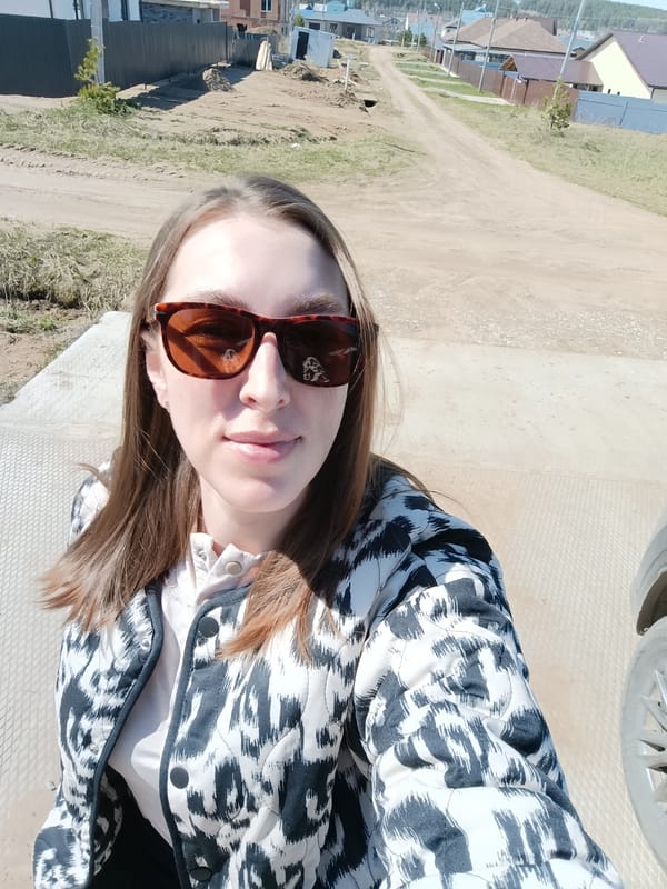 Woman documents morning routine with selfies in Chaikovsky, Russia
