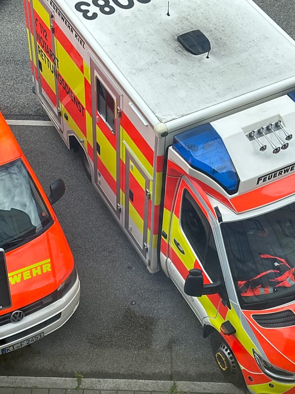 Emergency vehicles deployed, child in heart sunglasses spotted in Kiel
