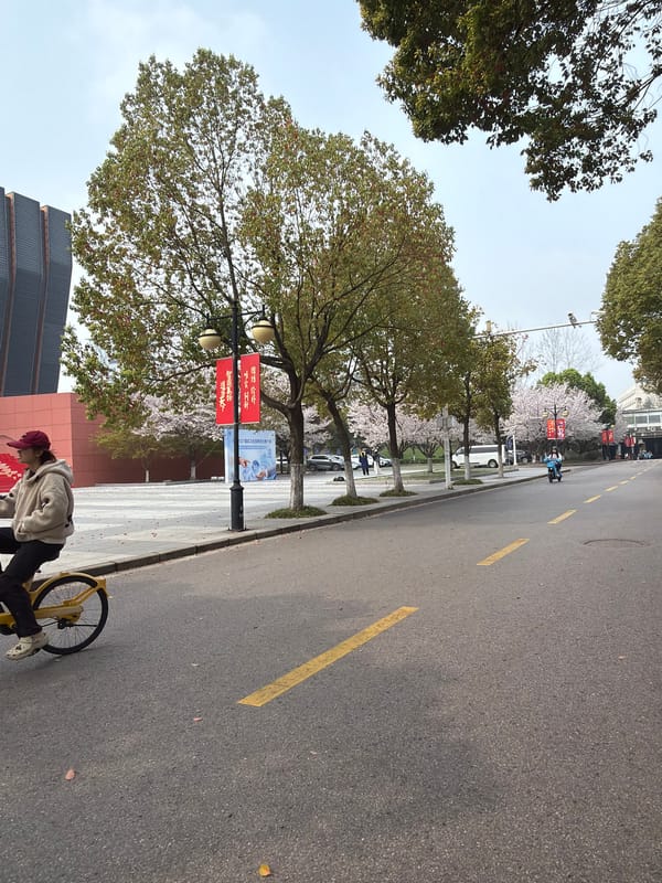 Late night street scenes captured in Jiangning District