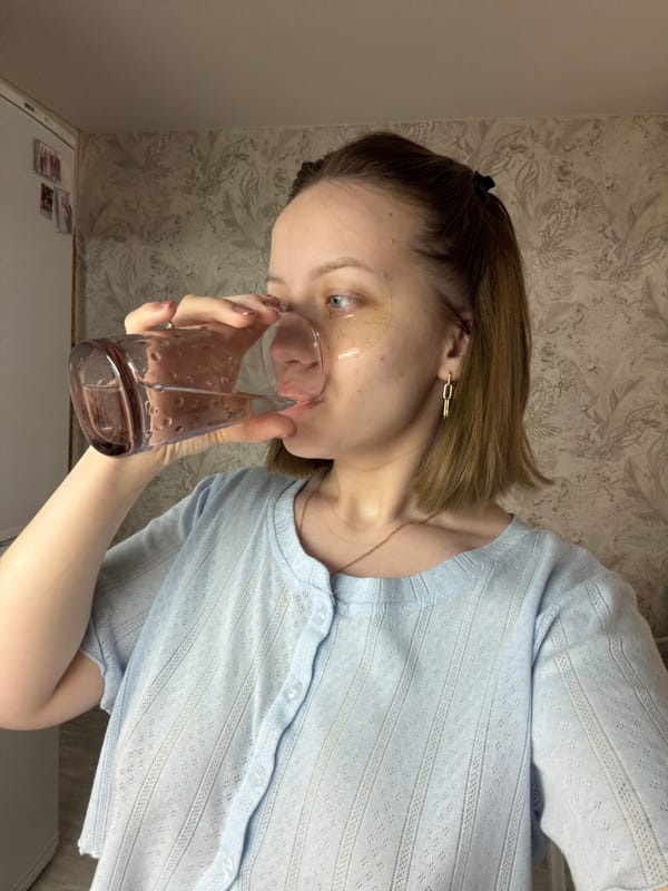 Woman documents morning routine in Reshetnikovo home