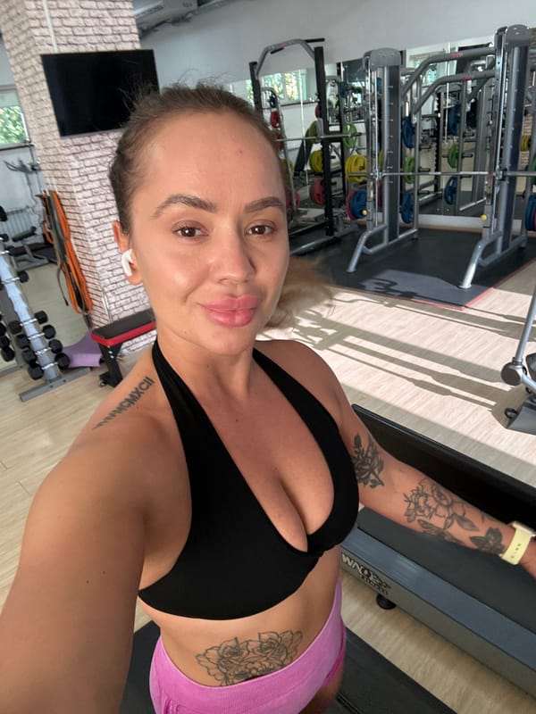 Gym selfie moment in Yuzhnouralsk, Russia