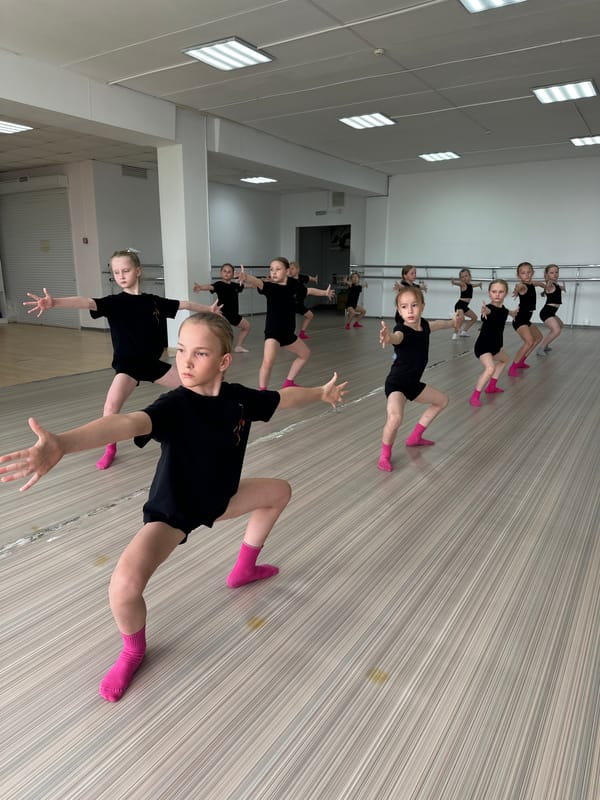 Young dancers practice ballet exercises in Votkinsk studio