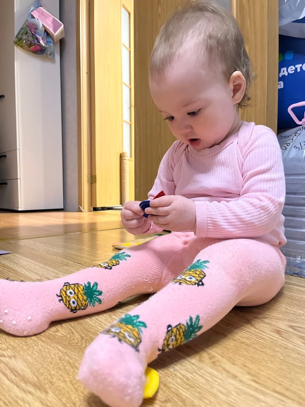 Baby, cat, and toddler moments captured in St. Petersburg homes