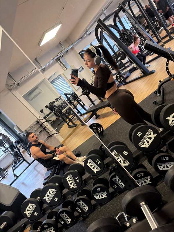 Gym selfie captures fellow fitness enthusiast in Gabrovo mirror