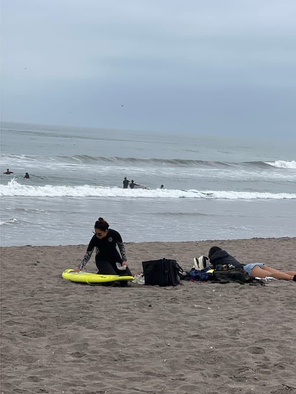 Overcast afternoon brings surfers and families to Arica beach