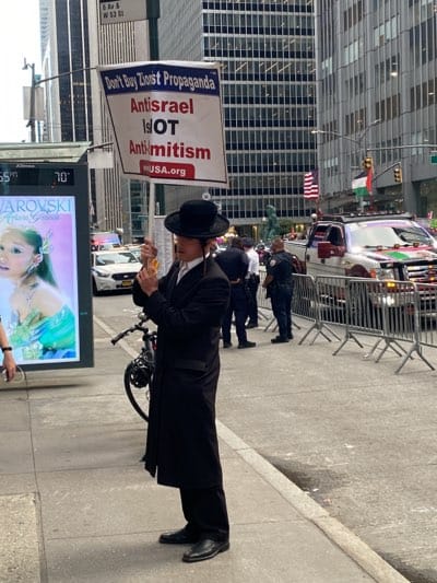 Orthodox Jewish man holds anti-Zionist sign in NYC