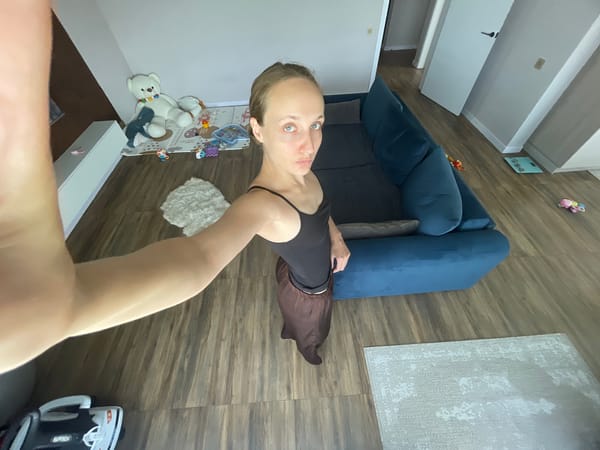 Casual self-portraits around a living room in Podshivalovo