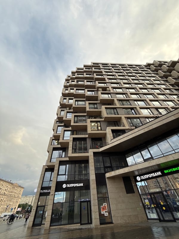 Moscow street scenes and architecture documented in 7-minute span