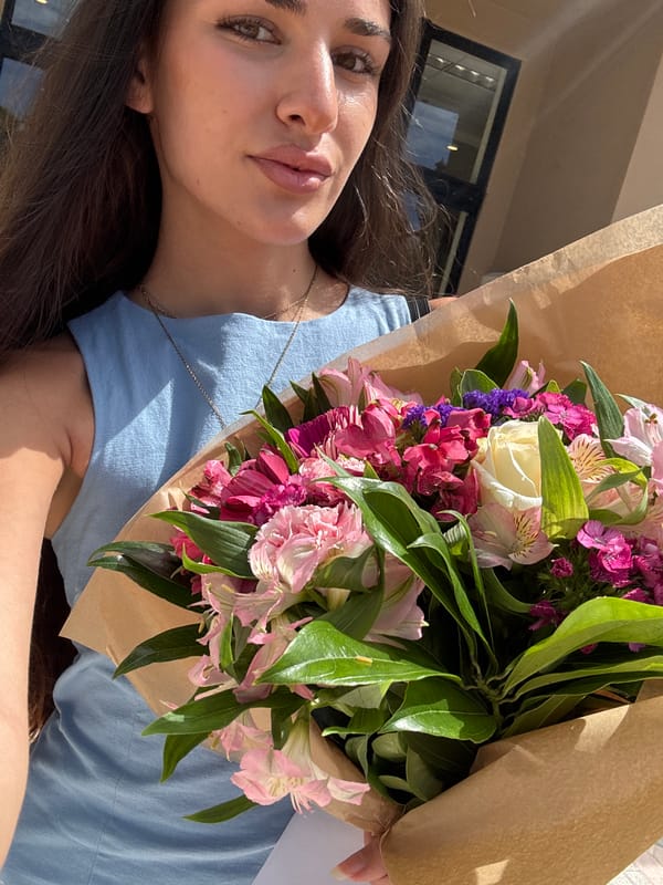 Woman poses with flower bouquet in Boca Raton selfie session