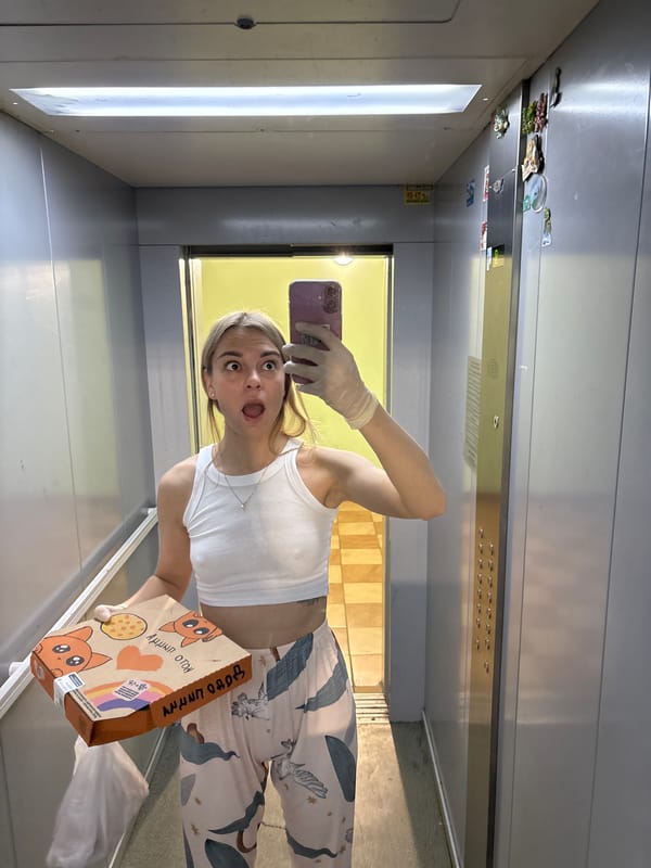 Woman documents early morning routine in Krasnoyarsk apartment