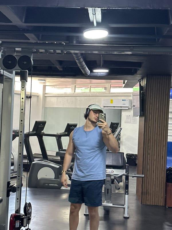 Man takes gym selfie in workout gear