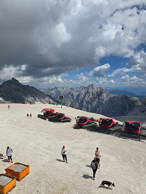 Afternoon crowd gathers at Zugspitze summit plateau