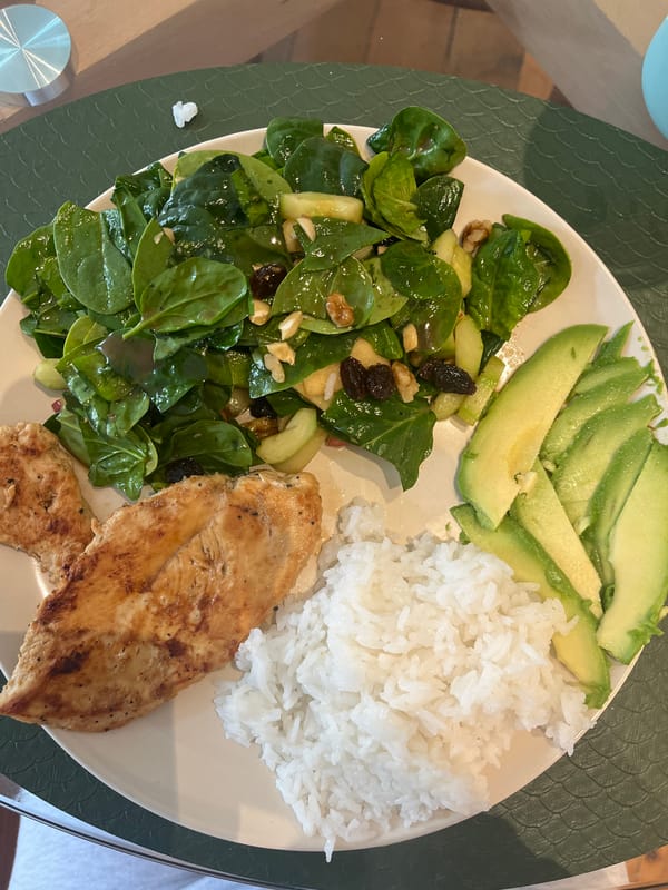 Lunch meal with chicken and spinach salad observed in Lyon