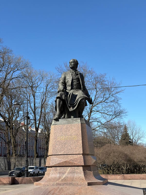 Tourist selfie near Winter Palace and Derzhavin statue