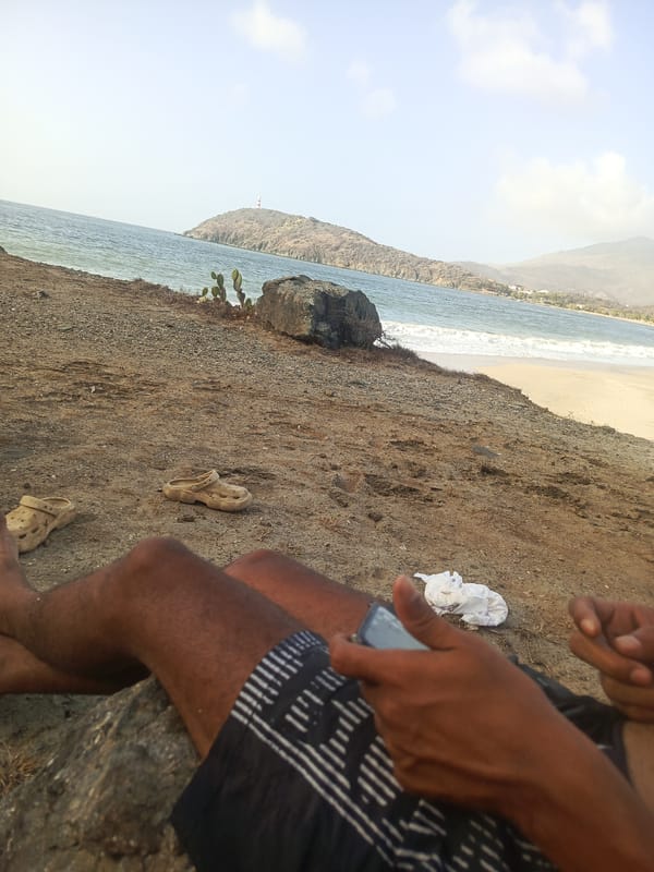 Woman enjoys beach day, takes selfies in Pedro González