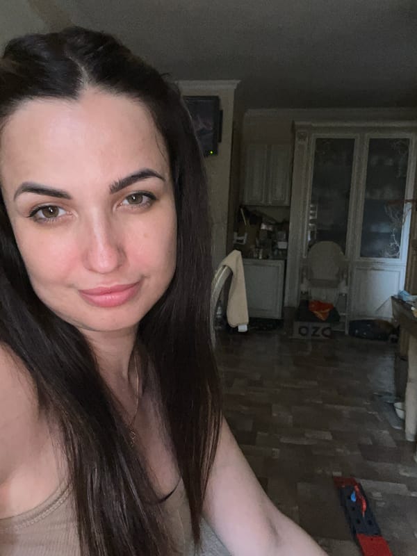 Woman documents three hours of casual selfies and domestic moments