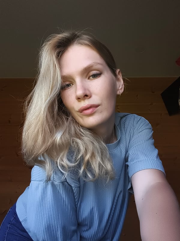 Casual portraits and a Siamese cat in Russkiy Vozhoy