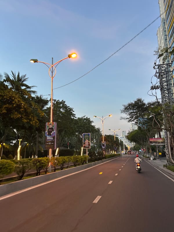 Grab rider captures evening street scenes in Nha Trang