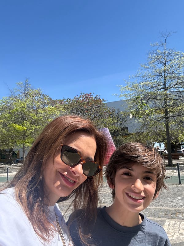 Two people spotted in public space in Loures