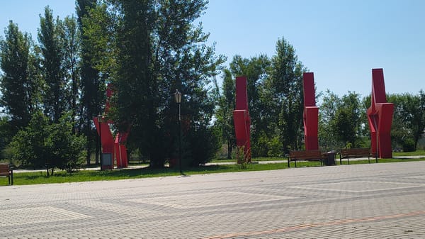 Mikhaylovka park blends war memorial with children's playground