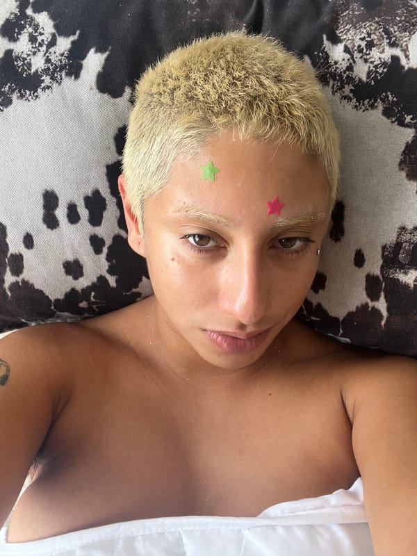 Portrait session with star stickers captured in Buenos Aires