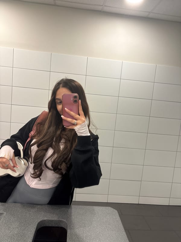 Woman takes bathroom selfies in Mönchengladbach facility